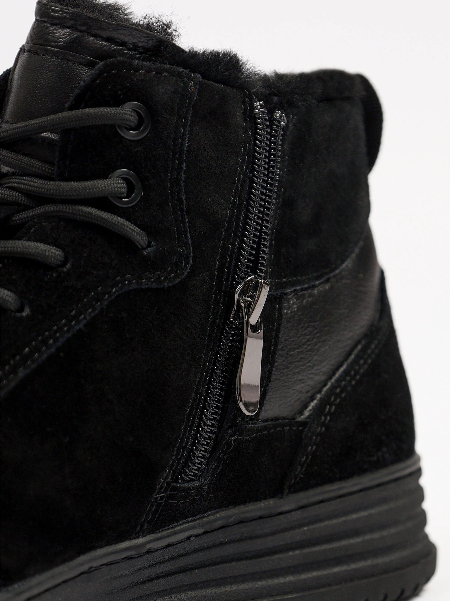 Ботинки комбинированные черного цвета на низкой платформе